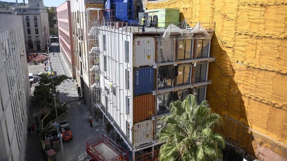 Promoción de viviendas a partir de contenedores en construcción en Barcelona.