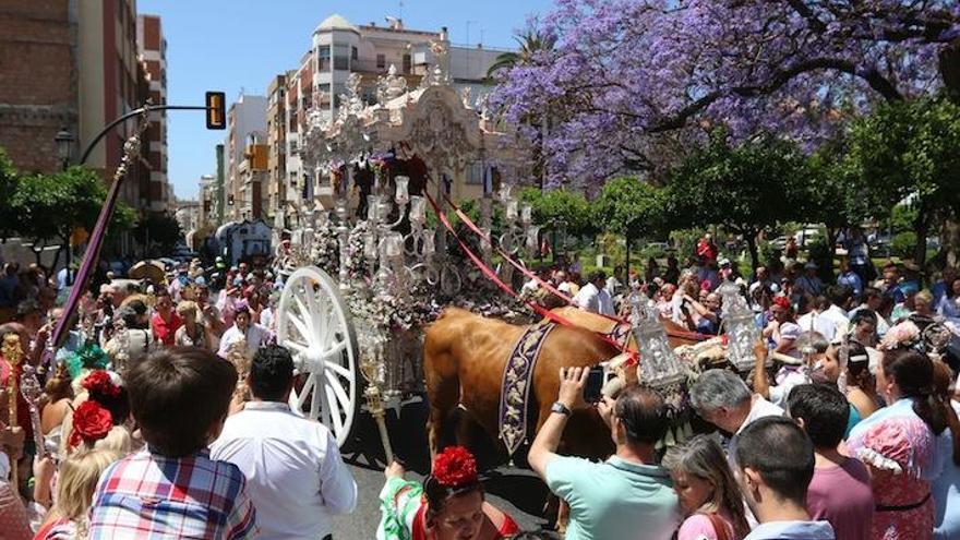 El simpecado de Málaga pasa en 2015 frente a la iglesia de San Lázaro.