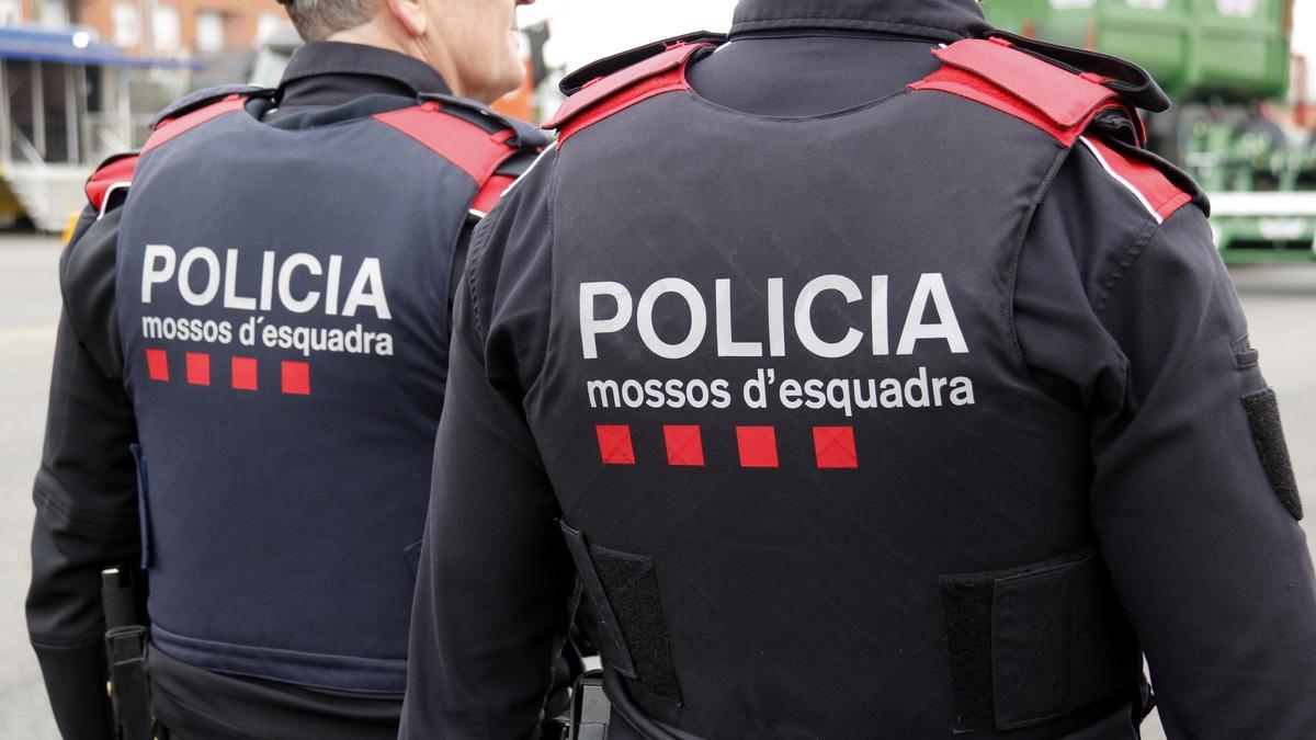 Esquena de dos agents de Mossos d'Esquadra patrullant