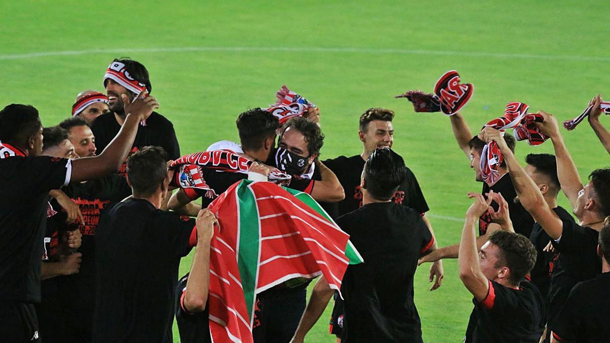 Aldama, manteado por la plantilla, ayer en Palencia. | J. L. F.