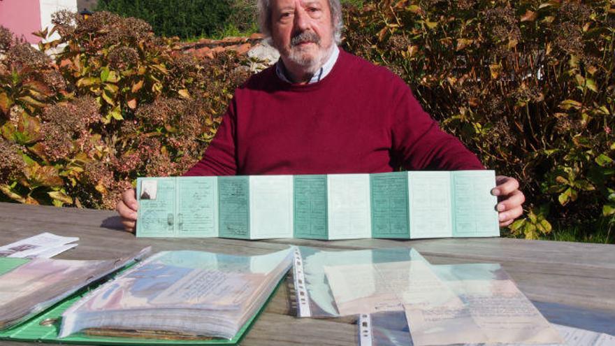 El historiador José Pacheco Pereira, fundador y director del archivo privado portugués de Ephemera, con los documentos.