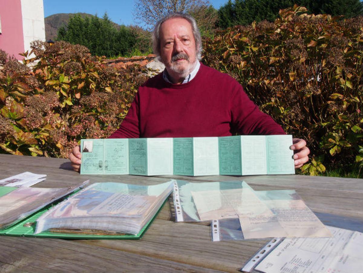 El historiador José Pacheco Pereira, fundador y director del archivo privado portugués de Ephemera, con los documentos.