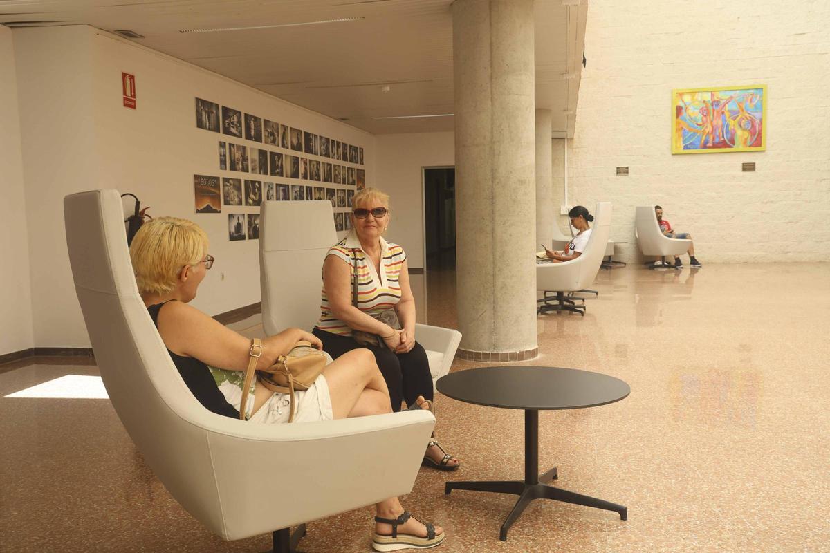 El hospital de San Juan incorpora nuevo mobiliario para "humanizar" las salas de espera