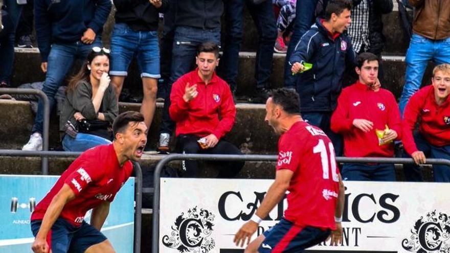 Marc Mas i Xumetra celebrant el gol de la victòria contra el Mestalla