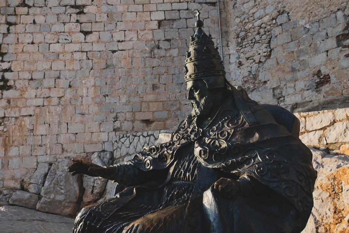Estatua del Papa Luna, en el Castillo de Peñíscola, en Castellón