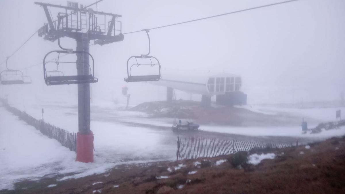 Imágenes de la nieve hoy en Mazaneda.