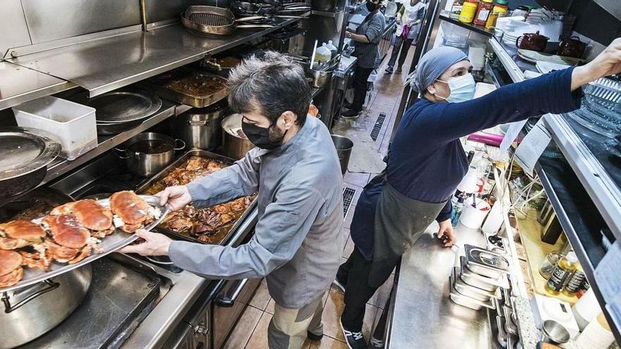 La cuina de Cal Spaguetti en plena activitat un dia abans de la revetlla de Cap d&#039;Any |