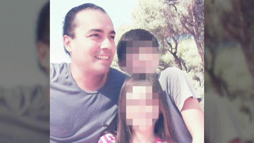 El padre que secuestró a sus hijos quiso hacerles fotos simulando que estaban muertos