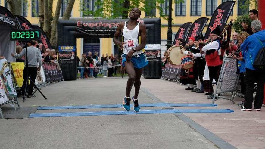 El vencedor de la prueba masculina, el keniata Kipyegon, en la entrada a meta.