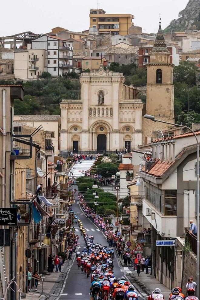 El peleton recorre la ciudad durante la 3a etapa de la carrera ciclista Giro dItalia 2020, una ruta de 150 kilómetros entre Enna y el volcán Etna, Linguaglossa-Piano Provenzana.