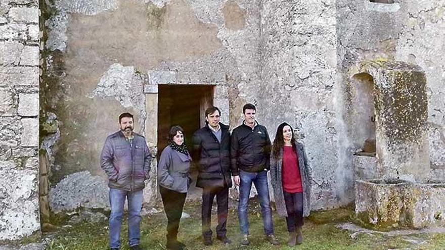 Las autoridades en uno de los laterales de la iglesia de Bellpuig.