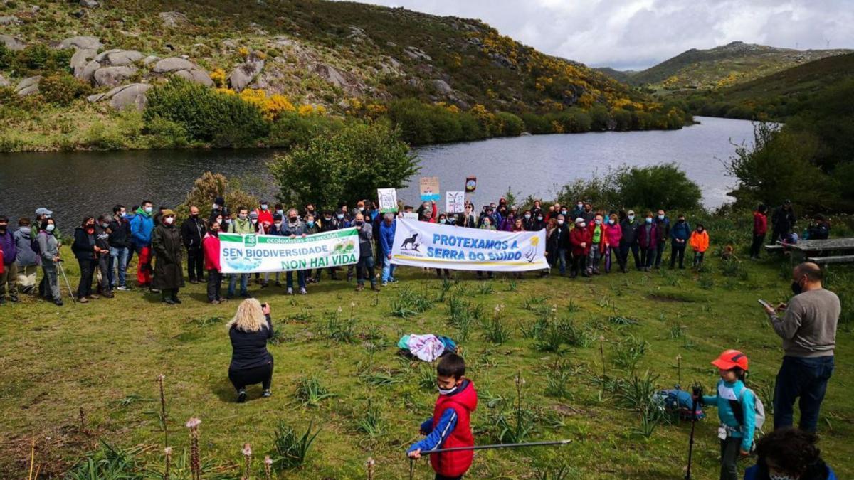 Un grupo de vecinos protesta contra la instalación de un parque eólico en la Serra do Suído. |   // FDV