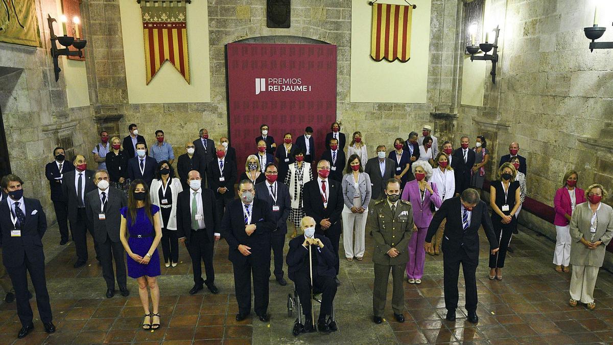 Parte del jurado de los 33 Premis Rei Jaume I tras el encuentro de ayer para elegir a los seis galardonados de este año en cada una de las disciplinas.   | EUROPA PRESS/JORGE GIL