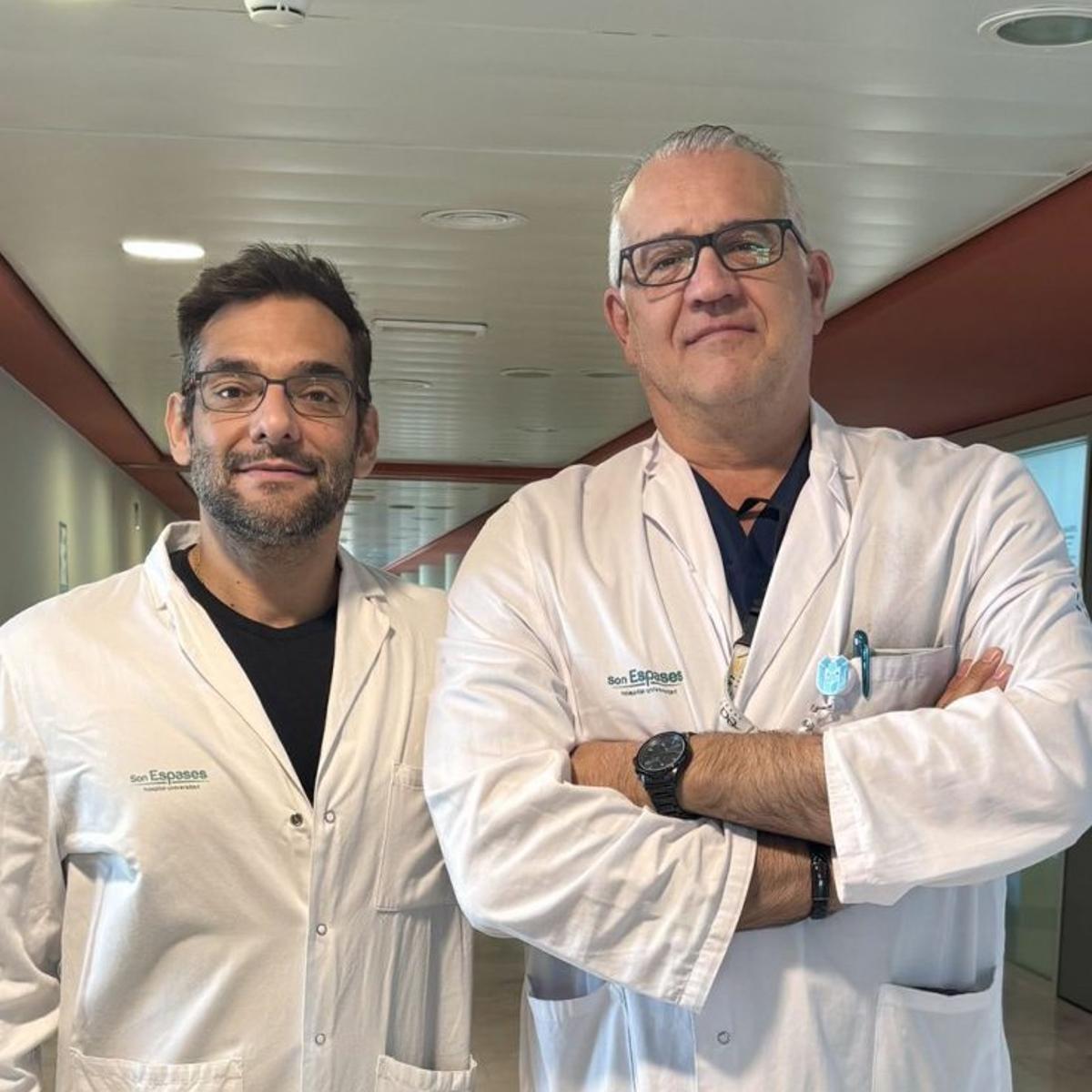 Los cirujanos torácicos de Son Espases Orlando Gigirey y Ángel Carvajal dirigieron la operación.
