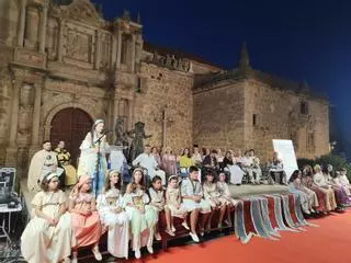 Los hinojoseños realizan la puesta de largo de la Vaquera de la Finojosa 2026 ante la Catedral de la Sierra