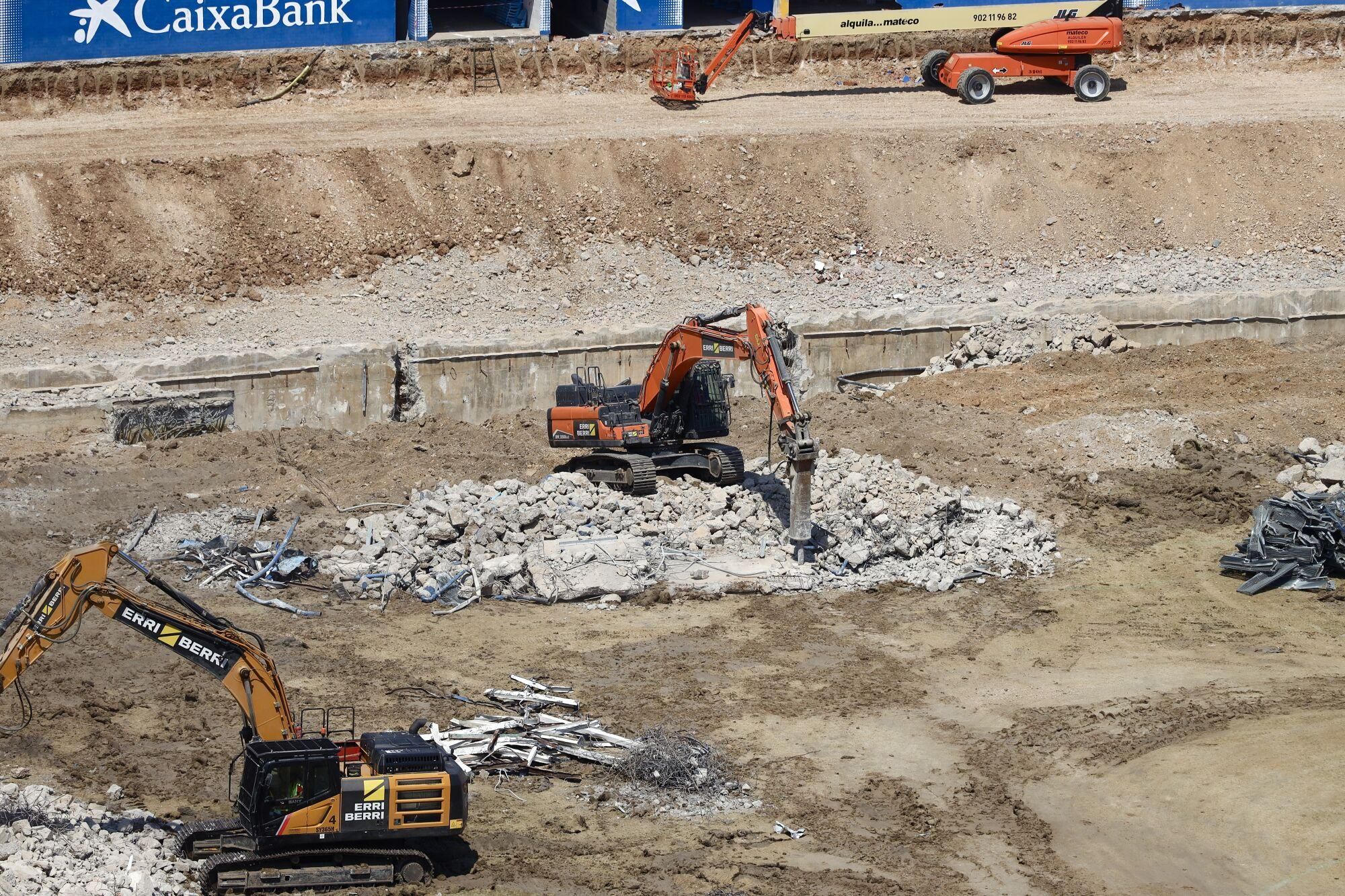 Así van las obras de demolición de La Romareda