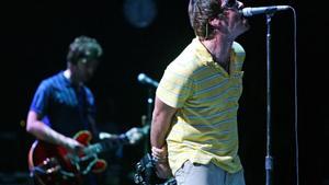Liam Gallagher, con camiseta amarilla, y su hermano Noel durante un concierto de Oasis en Benicasim (Castellón), el 7 de agosto del año pasado.