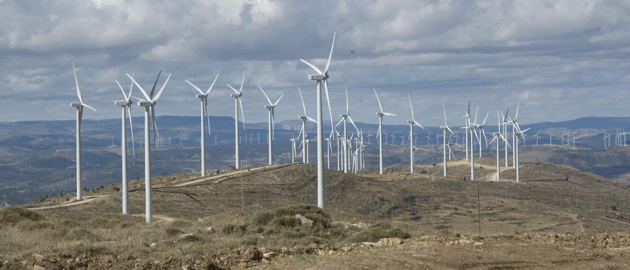 Imagen de un parque eólico en funcionamiento en el término de Morella, alejado del casco urbano de la ciudad.