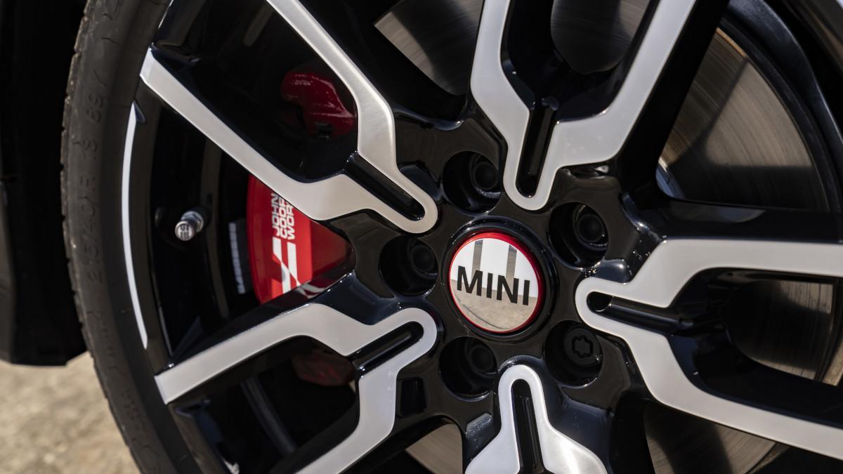 Las llantas de 18 pulgadas en diseño JCW Lap Spoke combinan estética y rendimiento, dejando ver las pinzas rojas firmadas John Cooper Works.