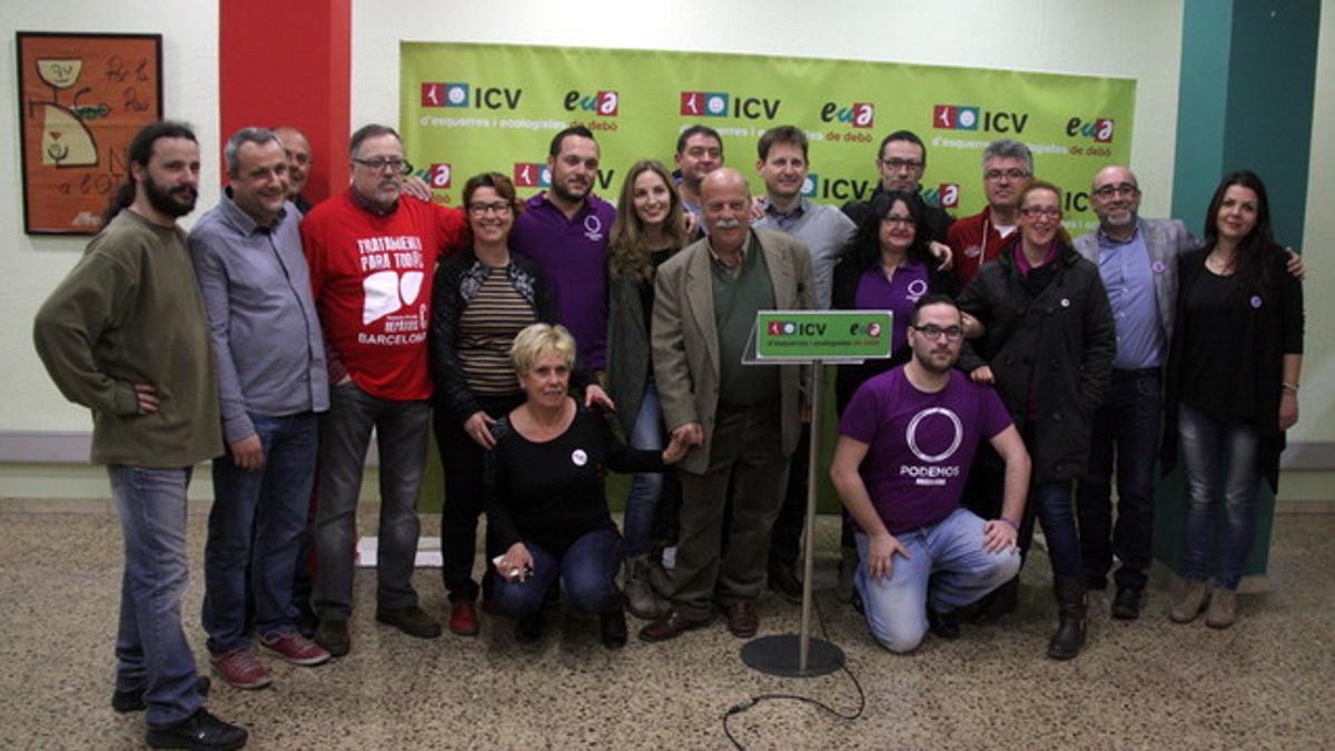 Foto de familia de miembros de ICV, EUiA y el colectivo 'És possible' de Badalona.