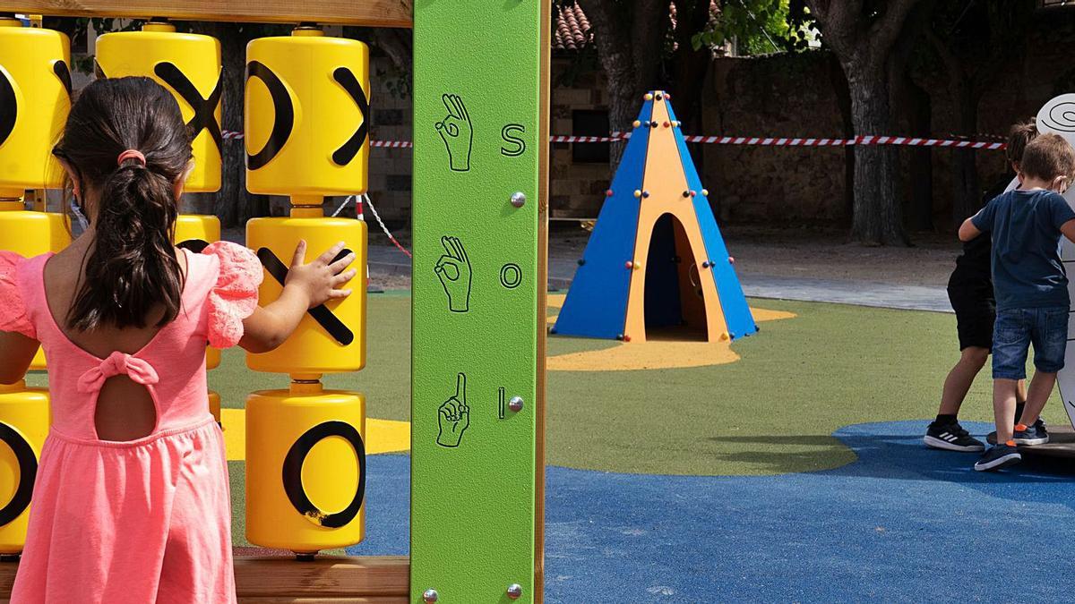 Un grupo de niños juega en el patio del centro escolar. | Jose Luis Fernández