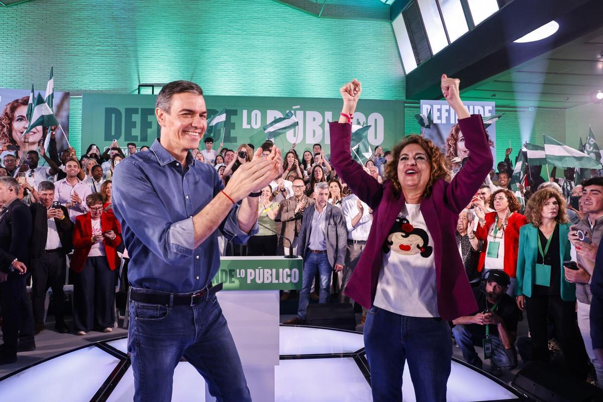 Pedro Sánchez y la candidata socialista en Andalucía, María Jesús Montero, en un acto de precampaña en Córdoba