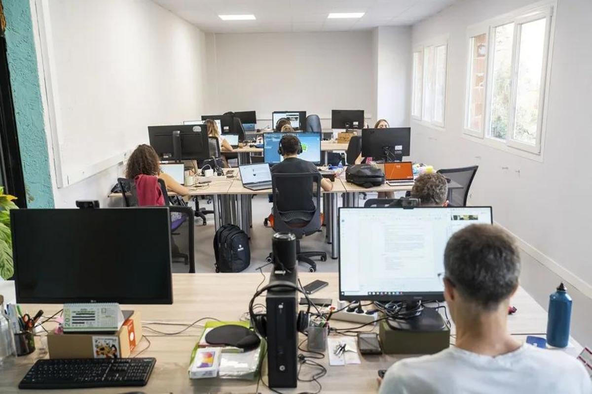Jóvenes con ordenadores