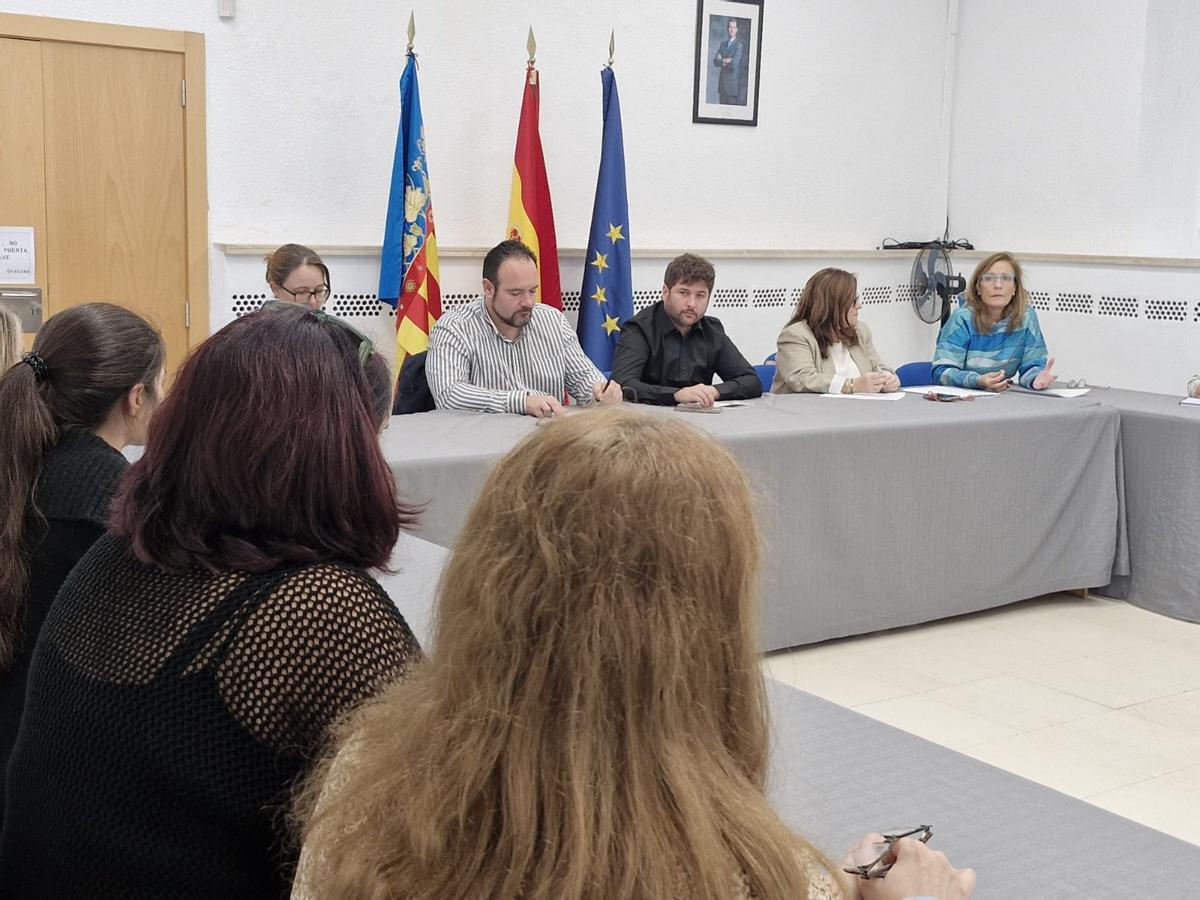 Una imagen de la reunión con representantes del comité de empresa del Hospital de Manises.
