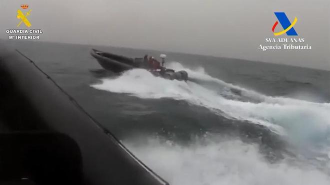 Espectacular persecución de seis narcolanchas en las costas de Cádiz y el Guadalquivir