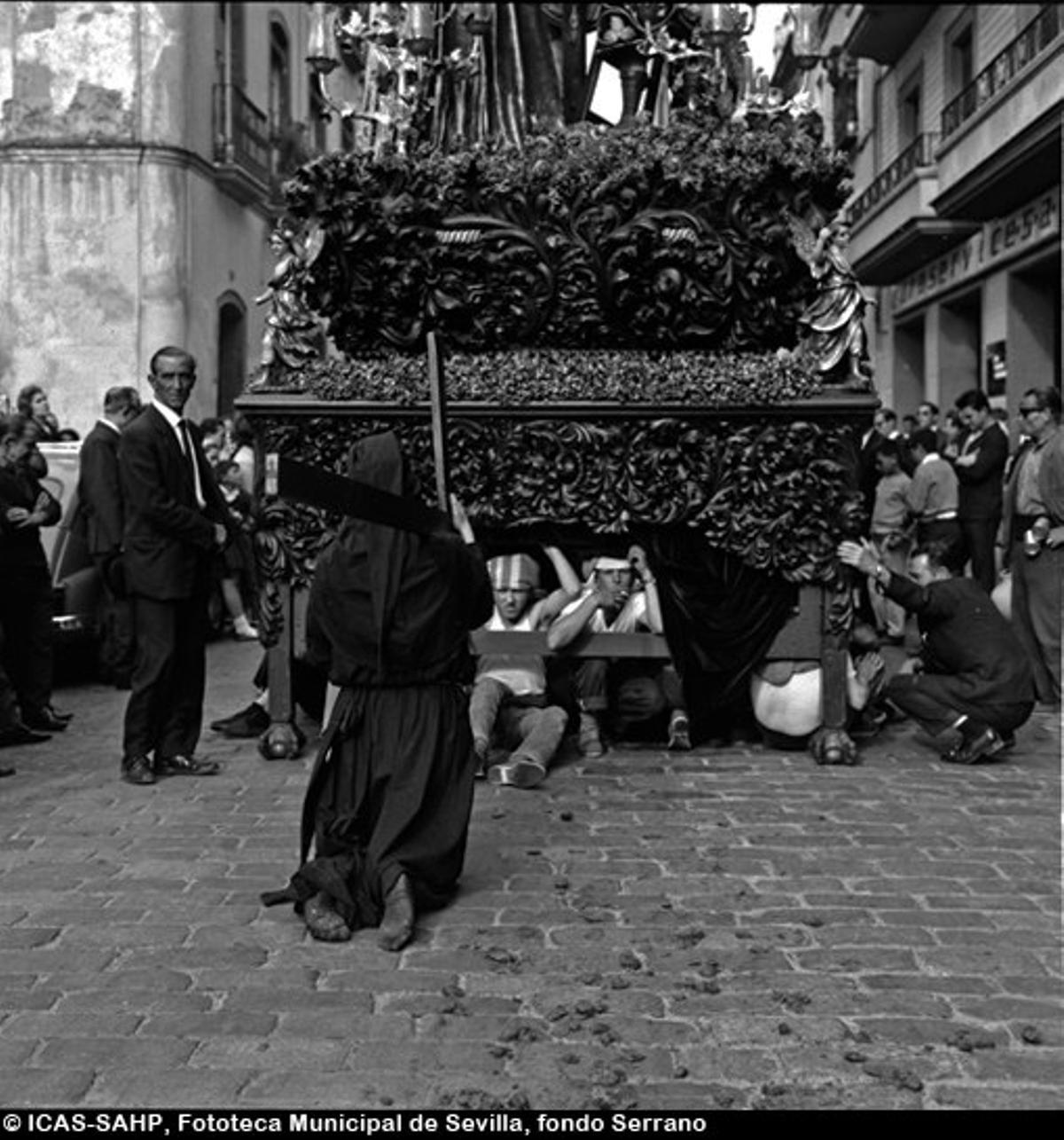 La penitencia. Hermandad de la Carretría en la calle Antonia Díaz. 1966 La penitencia. Hermandad de la Carretría en la calle Antonia Díaz. 1966
