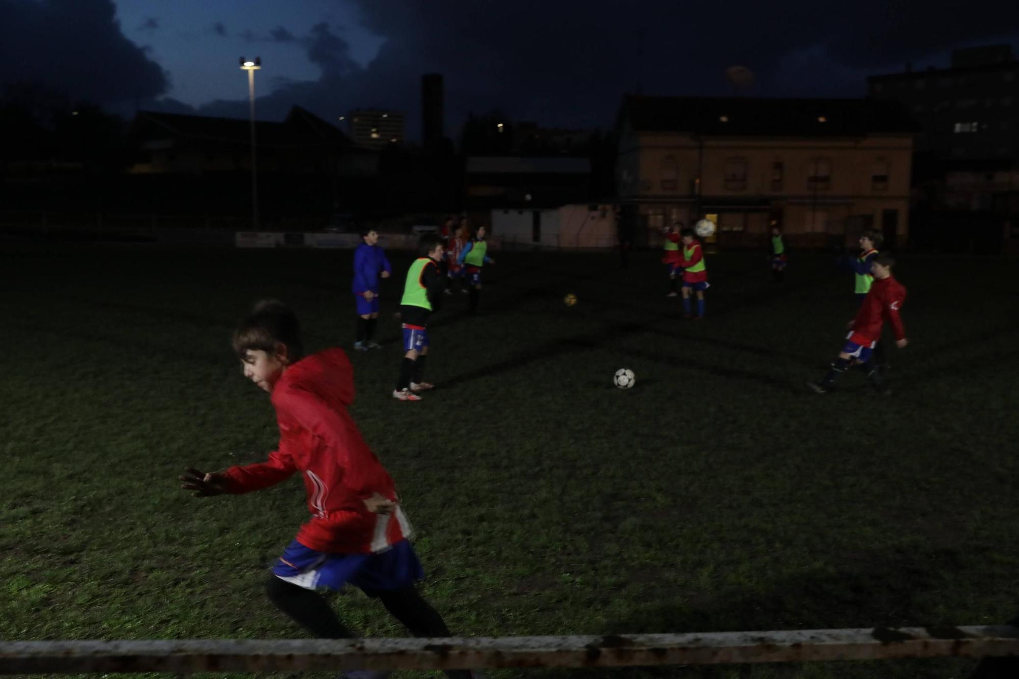 Condenados a jugar al fútbol casi a oscuras en Gijón (en imágenes)
