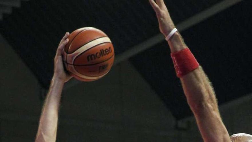 Pau Gasol lanza a canasta en el partido ante Polonia. // Esteban Cobo