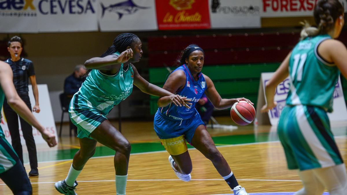 Kamilah Jackson, con el balón, durante el partido del Miralvalle ante el Estepona.