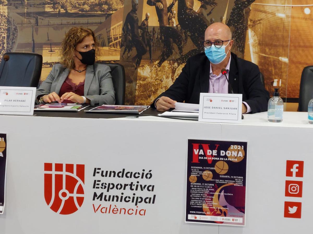 L'acte de presentació del ‘Va de dona’ ha comptat amb la presència de la regidora d'Esports de l'Ajuntament de València i presidenta de la FDM, Pilar Bernabé, i el president de la Federació de Pilota Valenciana, José Daniel Sanjuán