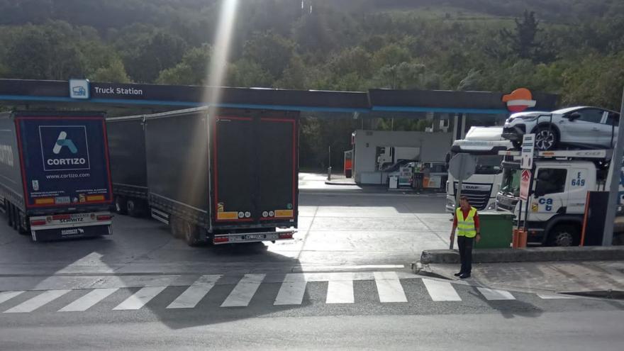 El caos francés satura las gasolineras de la frontera y bloquea al transporte gallego: “Hay colas enormes”