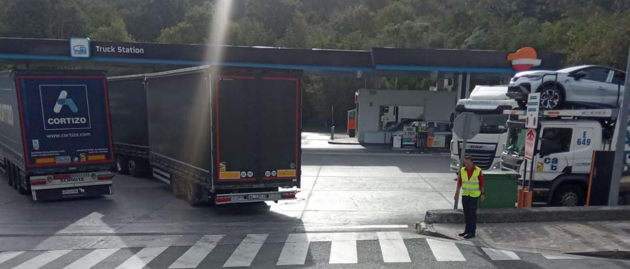 Varios camiones en una de las gasolineras del centro de transportes Zaisa, en Irún (País Vasco). // FDV