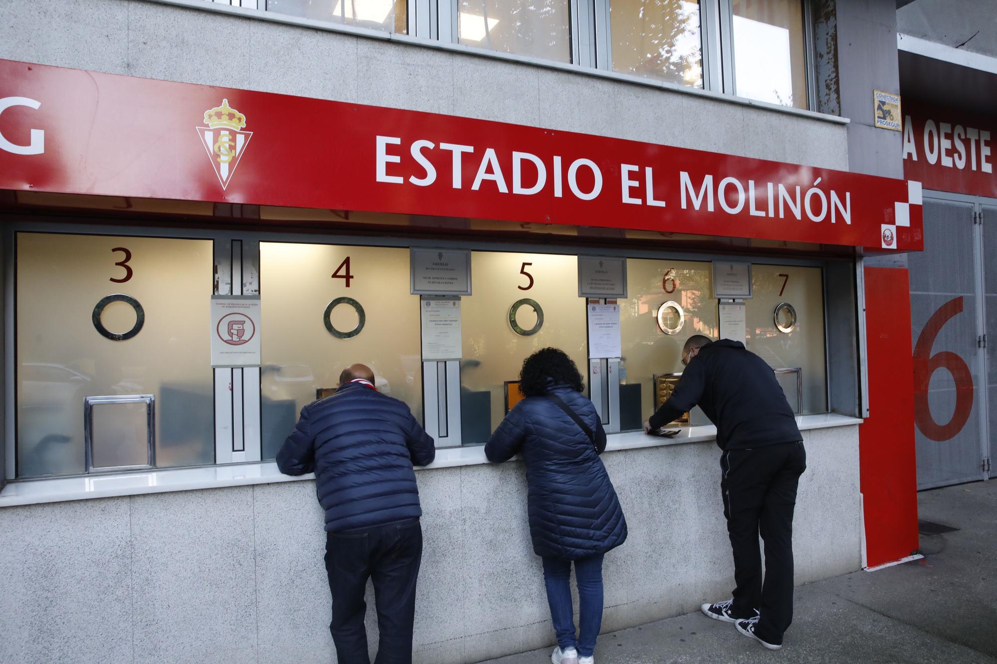 Colas en El Molinón para comprar las entradas para el partido ante el Lugo