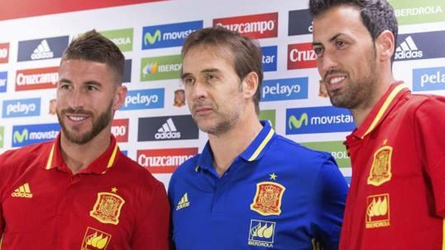 El seleccionador español Julen Lopetegui, ayer en Bruselas entre Sergio Ramos y Busquets.