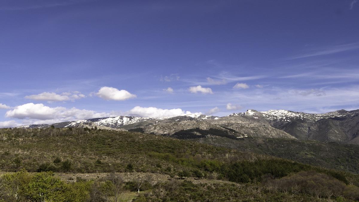 La sierra desde Hervá con nieve en su cumbre.