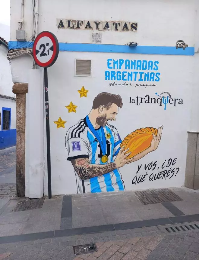 El PSOE denuncia la existencia de un graffiti comercial de Messi en el casco histórico de Córdoba