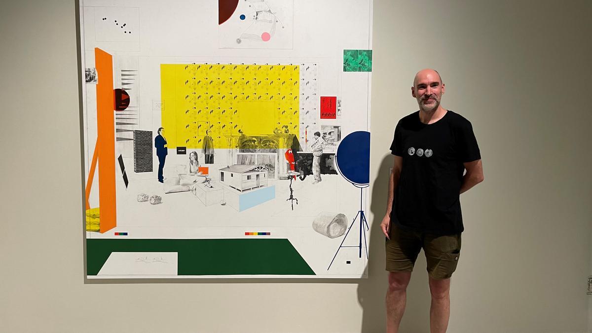 L'artista, davant l'obra premiada.