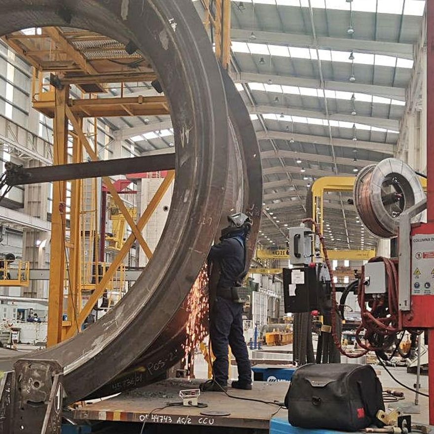 Un trabajador ayer en la factoría de A Granxa.