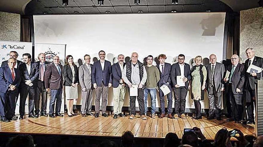 Los galardonados posan junto a autoridades y organizadores.