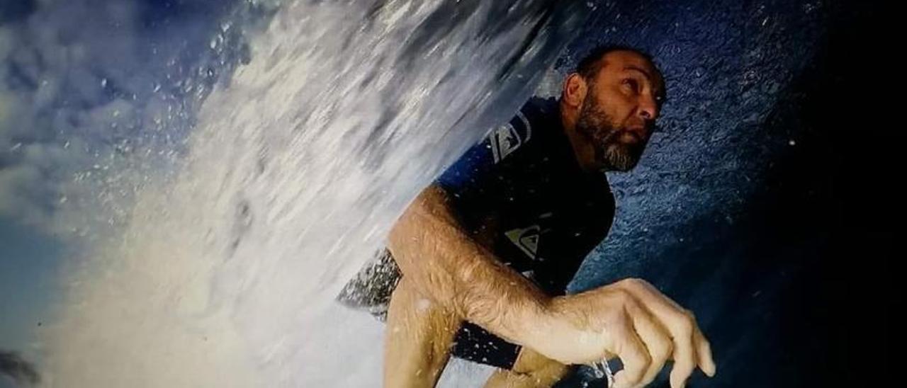 Gonzalo Tamames, ‘Gonso’, chef de La Sandunga, practicando una de sus pasiones, el surf. | | EL DÍA