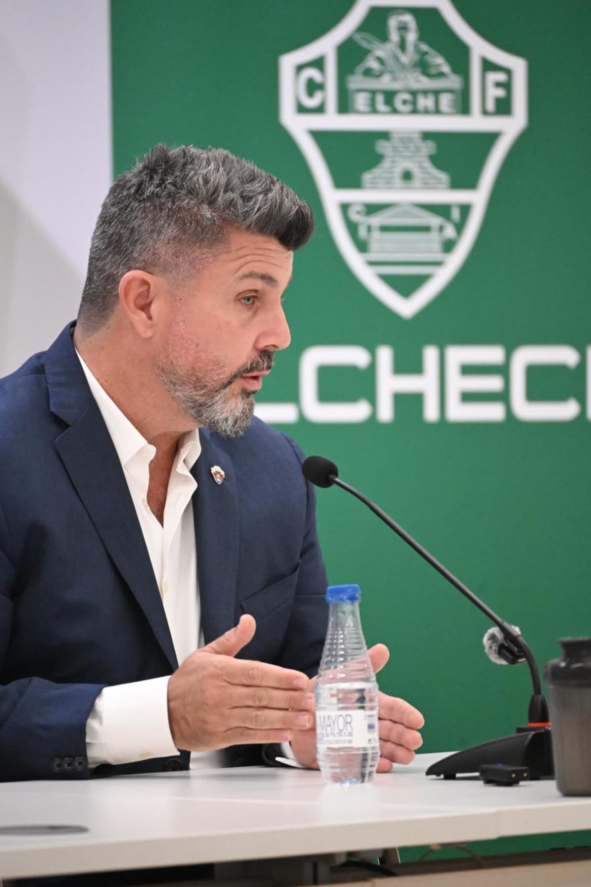 Bragarnik da una respuesta durante la rueda de prensa, este miércoles.