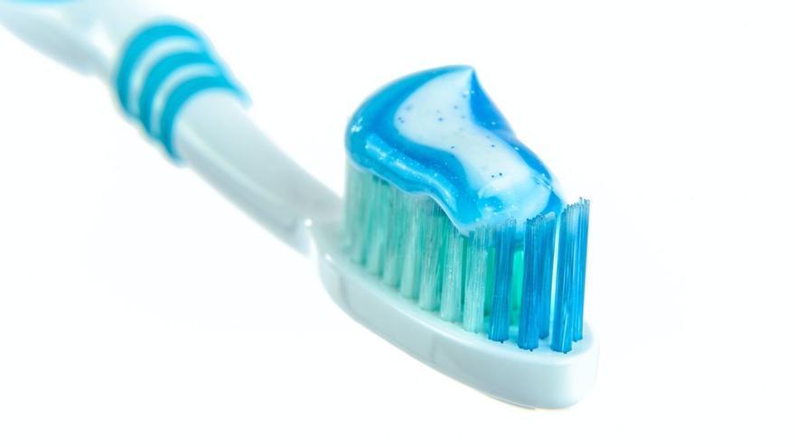 El desconocido truco para desinfectar el cepillo de dientes de gérmenes y suciedad