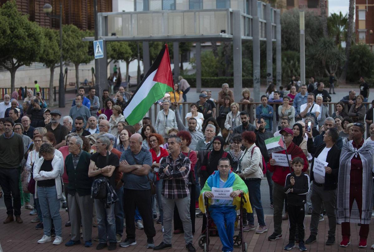 Concentración en el Port de Sagunt contra los bombardeos en Palestina.