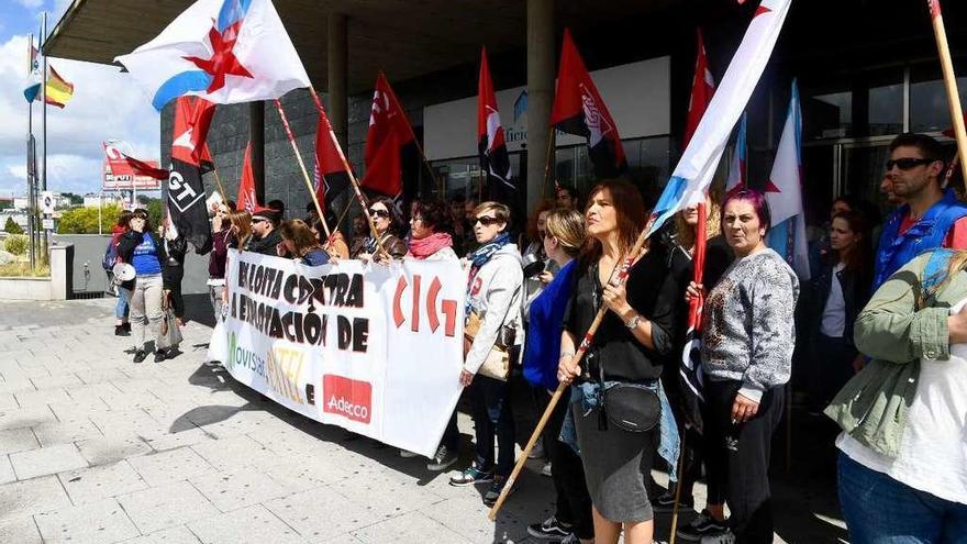 Movilización de los empleados de Extel, ante el edificio Proa de Matogrande.