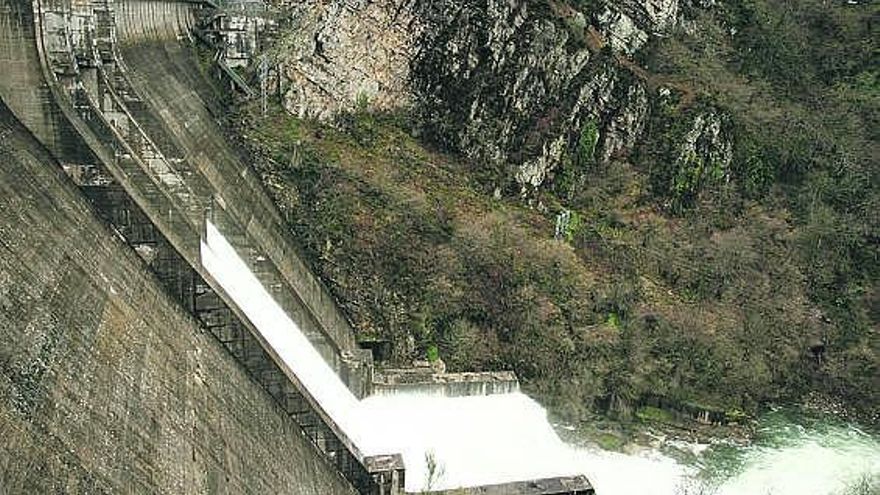 La presa de Rioseco, soltando agua, en febrero de 2007.