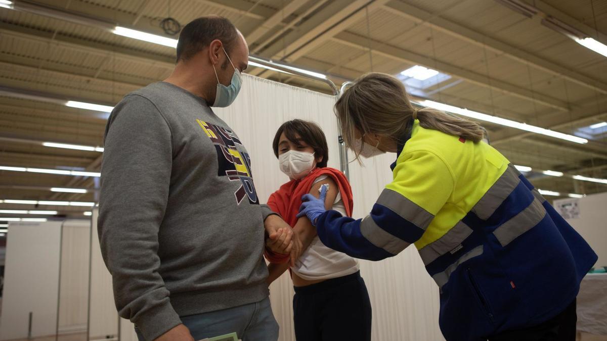 Vacunación de niños en elcentro de la Rambla deCartagena.